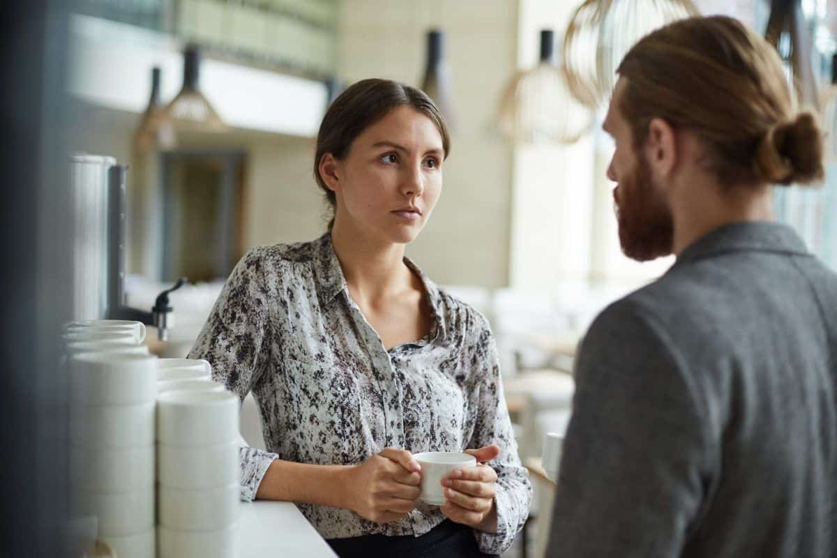 Dos personas hablando con asertividad